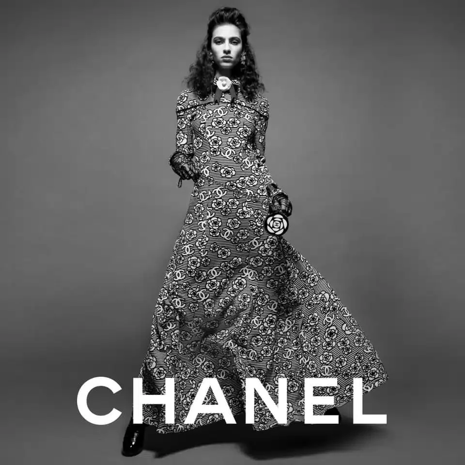 Photographie de mode en noir et blanc, silhouette en robe ornée, visuel Chanel