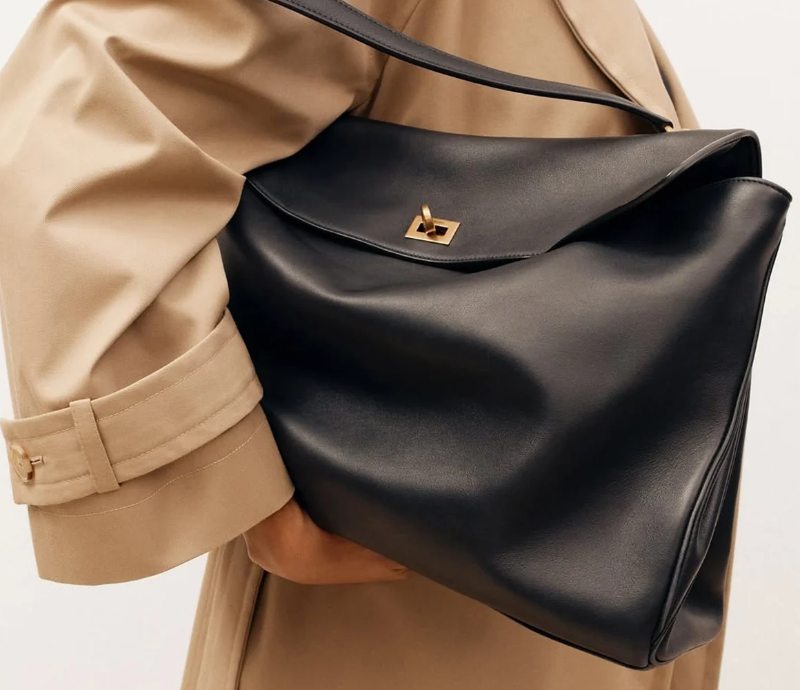 Sac noir photographié avec une tenue beige