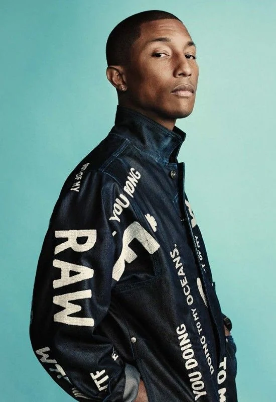 Portrait masculin sur fond bleu vert, tenue G-Star Raw